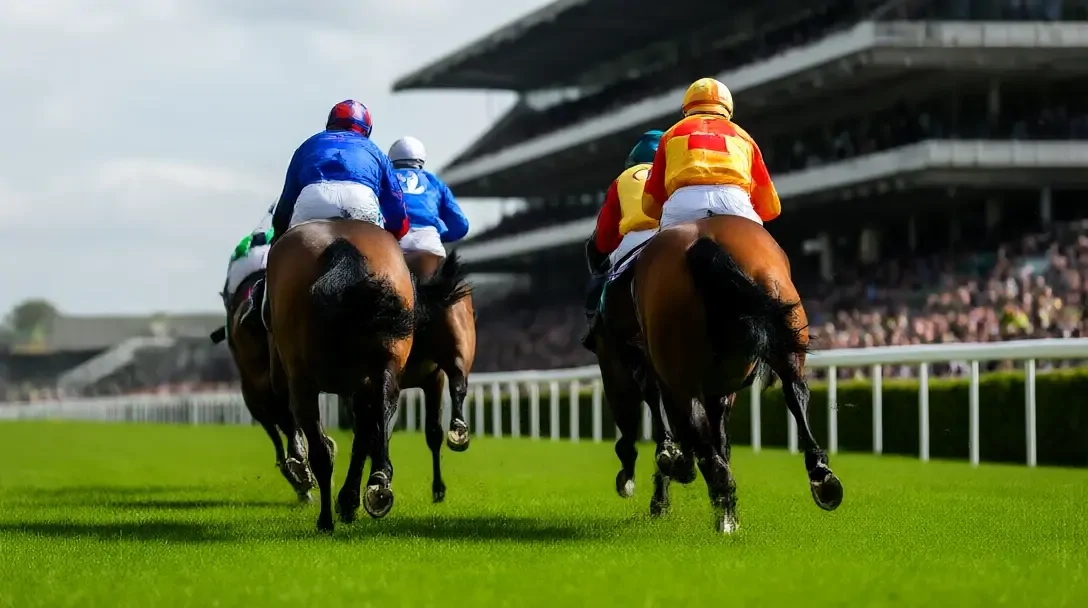 Dos caballos de carreras y jockeys con colores llamativos luchan por la línea de meta, con el ganador por delante por la nariz