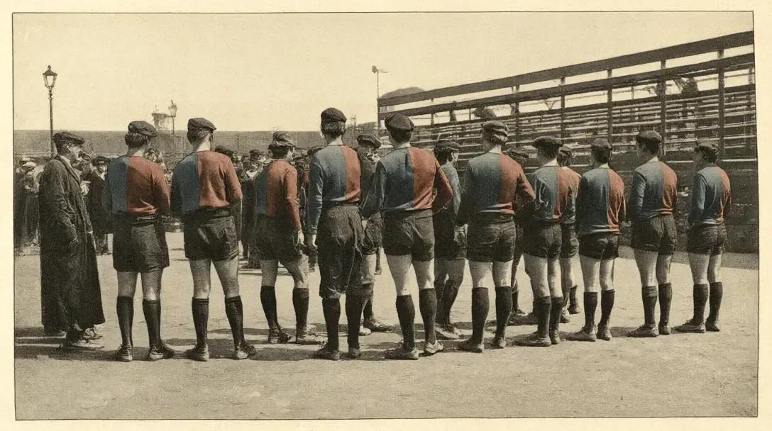 Sepiafarbiges Foto von frühen Barcelona-Spielern, von hinten aufgenommen, in blau-krainfarbig halbierten Trikots neben einer Holztribüne