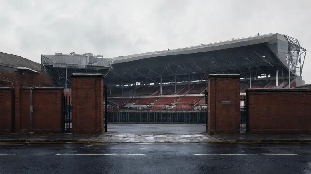 Estádio de futebol de tijolo vermelho com arquibancadas duplas em uma tarde cinza em Liverpool
